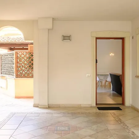 Luminoso Bilocale Con Veranda A Apartamento