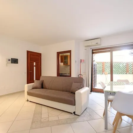 Luminoso Bilocale Con Veranda A Olbia
